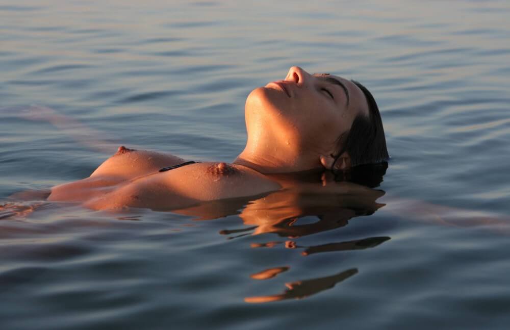 Sunlight Water to the Night pics - The natural beauty of the body is revealed in nudism