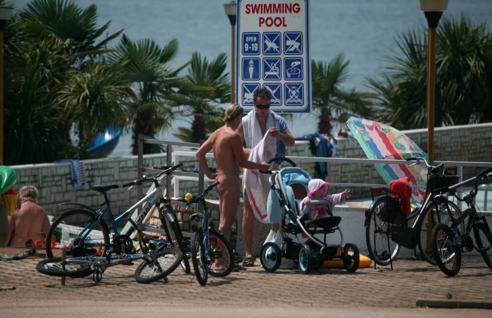 Poolside Camp Gathering pics - Nudism helps you get rid of insecurities and clothes