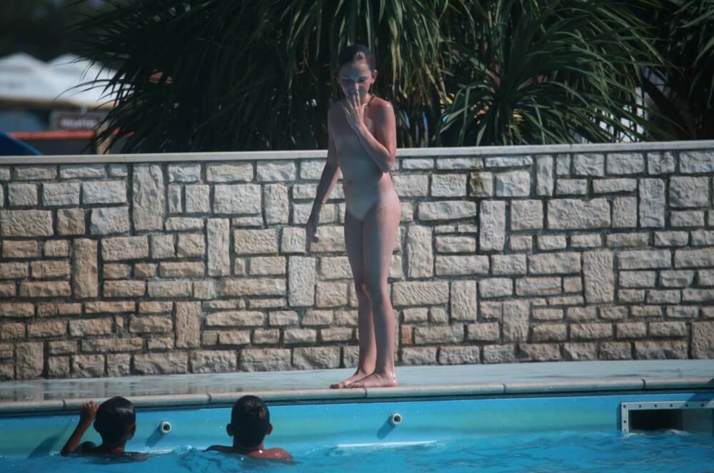 Naturist Pool-Side Singles photos - Sincerity is the foundation of the nudist lifestyle