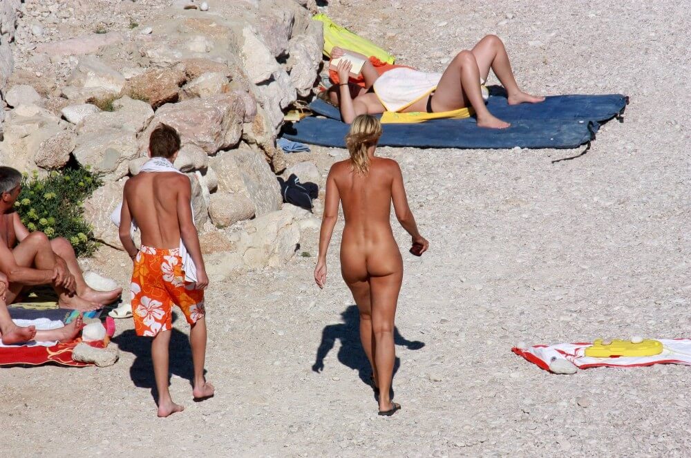 European Beach Entrance pics - Lightness and ease as the main traits of naturists