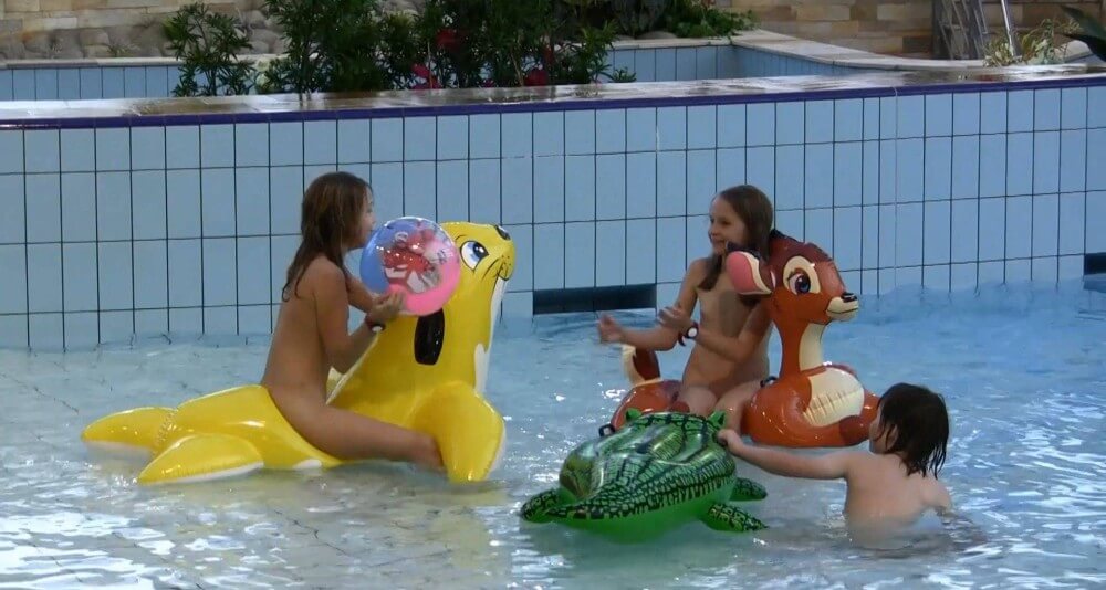 Aqua Extravaganza 1 Full HD - In our home, we are all nudists