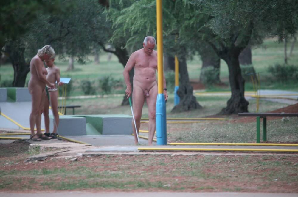 Mini-Golf Nude Participants pics - Nudism helps overcome insecurities
