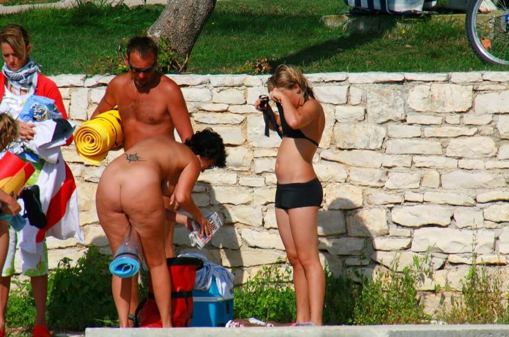 Ula FKK Sisters Day photo gallery - Nudity helps you understand yourself and the people around you better