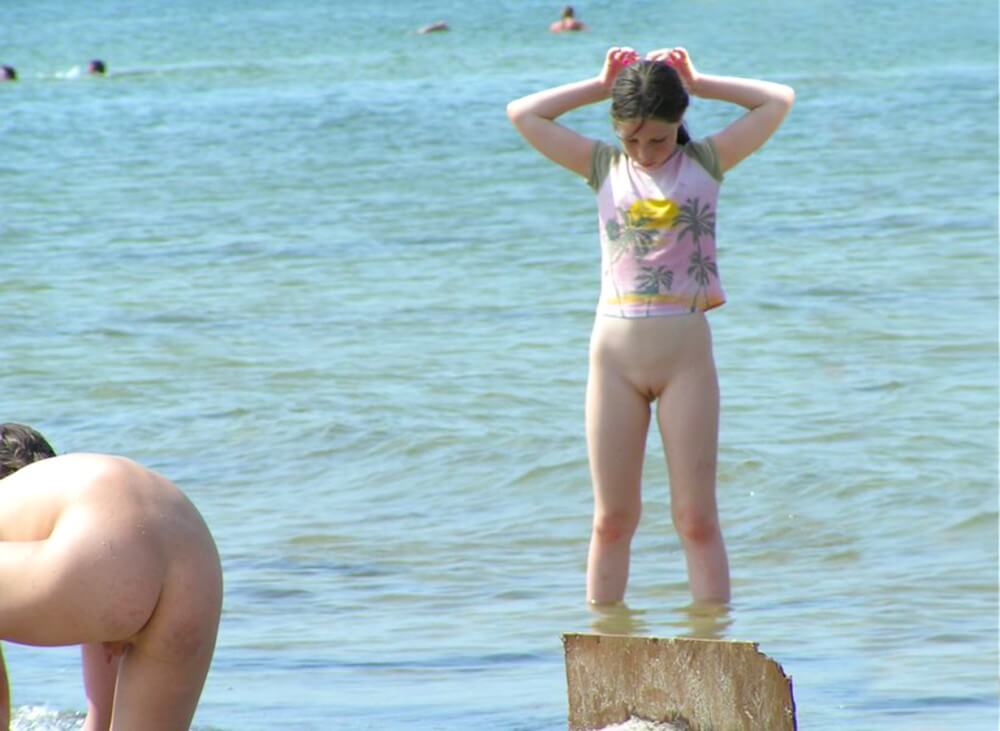 Crazy dirty girls - Leaving the house in a state of complete nudity