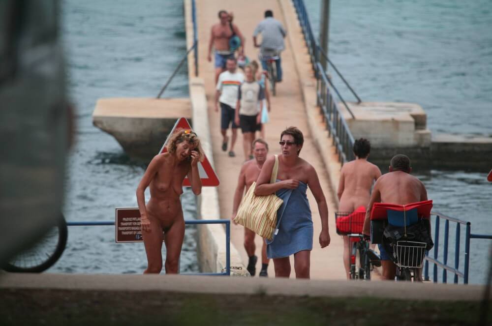 Crete FKK Bridge Crossing photos - Nudism helps people overcome their insecurities