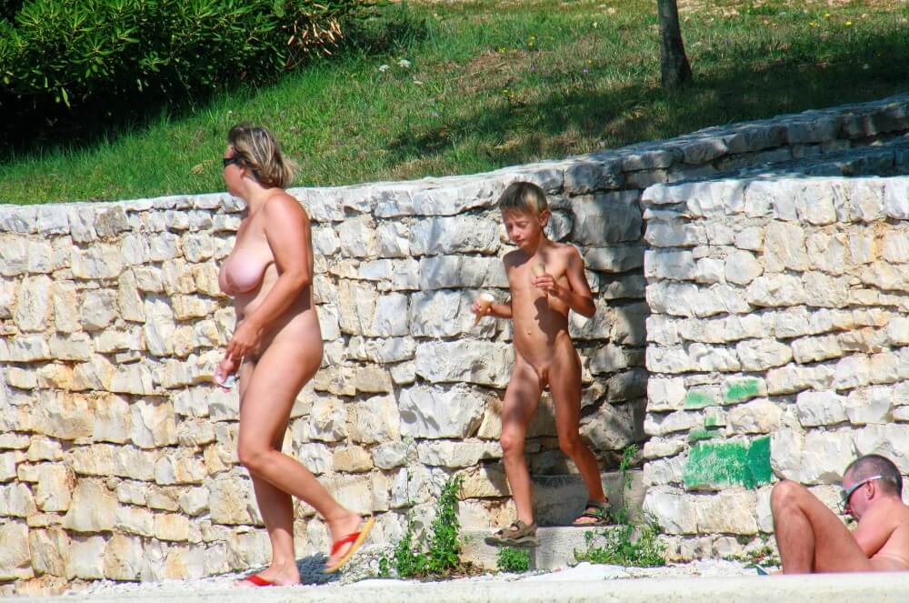 Ula FKK Wall-Side Families pics - Naturism and nudism help you overcome your fears