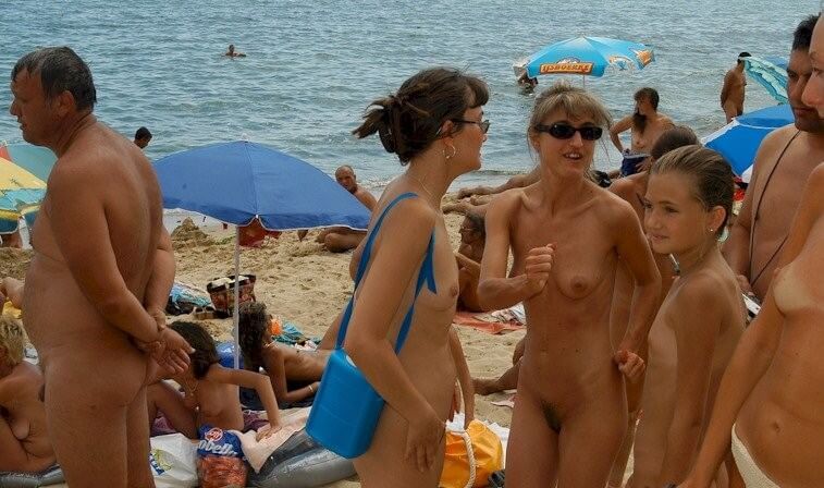 Documentary video naturism 1999 - Family naturism in the modern world