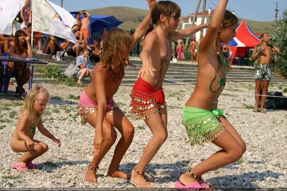 Festival and dancing photos - The lifestyle of naturist advocates and their community