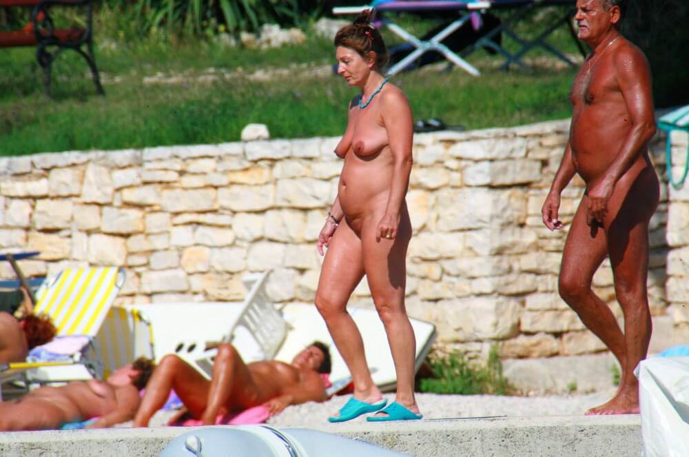 Ula FKK Wall-Side Passby photos - It helps people understand that the naked body is not an object to be judged