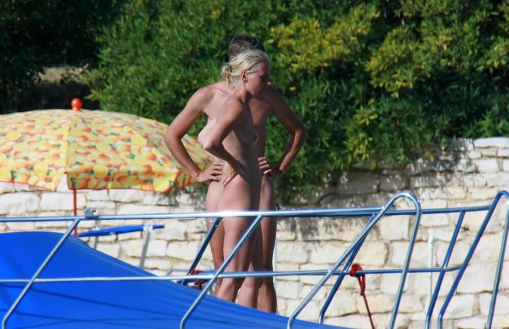 Casual Beachside Strolling pics - Nudism contributes to the strengthening of psychological health